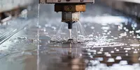 Wasserstrahlschneiden von Stahlplatten